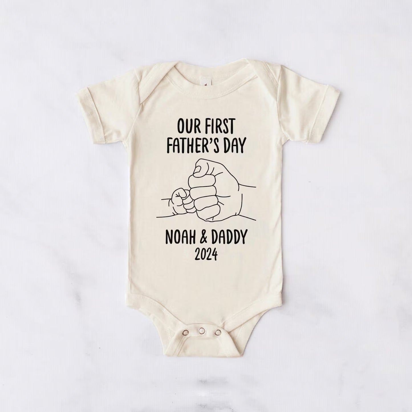 Our First Father's Day-父の日 パーソナライズされたベビーワンジー - Fallook