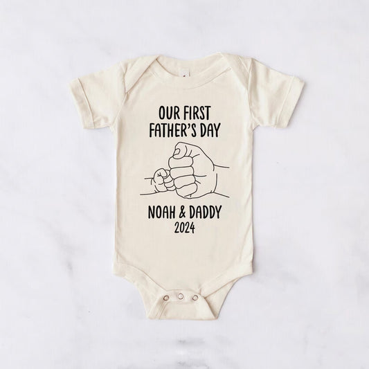 Our First Father's Day-父の日 パーソナライズされたベビーワンジー - Fallook