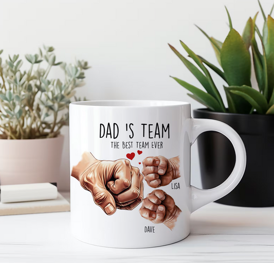 Our First Father's Day 子供たちの手を握るパーソナライズされたお父さんマグツール トップハット 心を込めて - Fallook