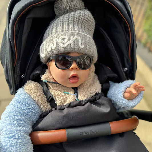 子供のためのカスタムニットポンポンビーニー 居心地の良い刺繍された冬の帽子-幼児や幼児のための心からの贈り物 - Fallook