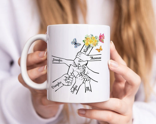 自分たちの手をつないでいる子供を抱くカスタムマグ(母親・祖母向け) 蝶のスタイル - Fallook