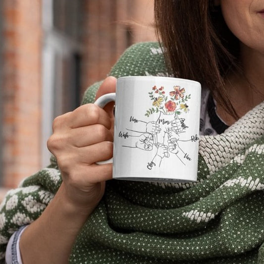 自分たちの手をつないでいる子供を抱くカスタムマグ(母親・祖母向け) - Fallook