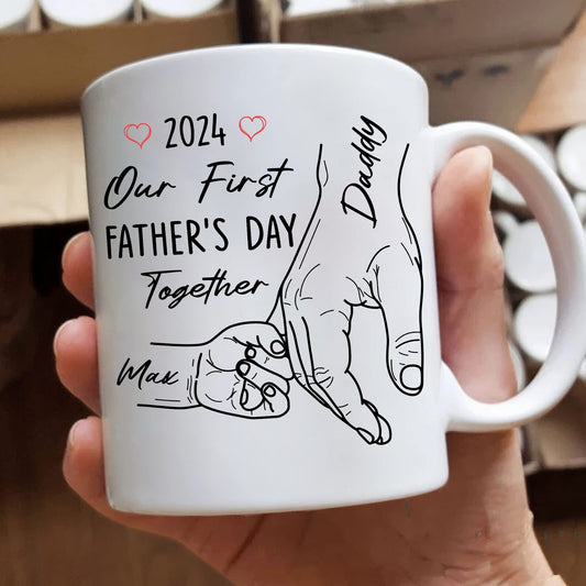 Our First Father's Day 子供たちの手を握るパーソナライズされたお父さんマグツール トップハット 父の手を握って - Fallook