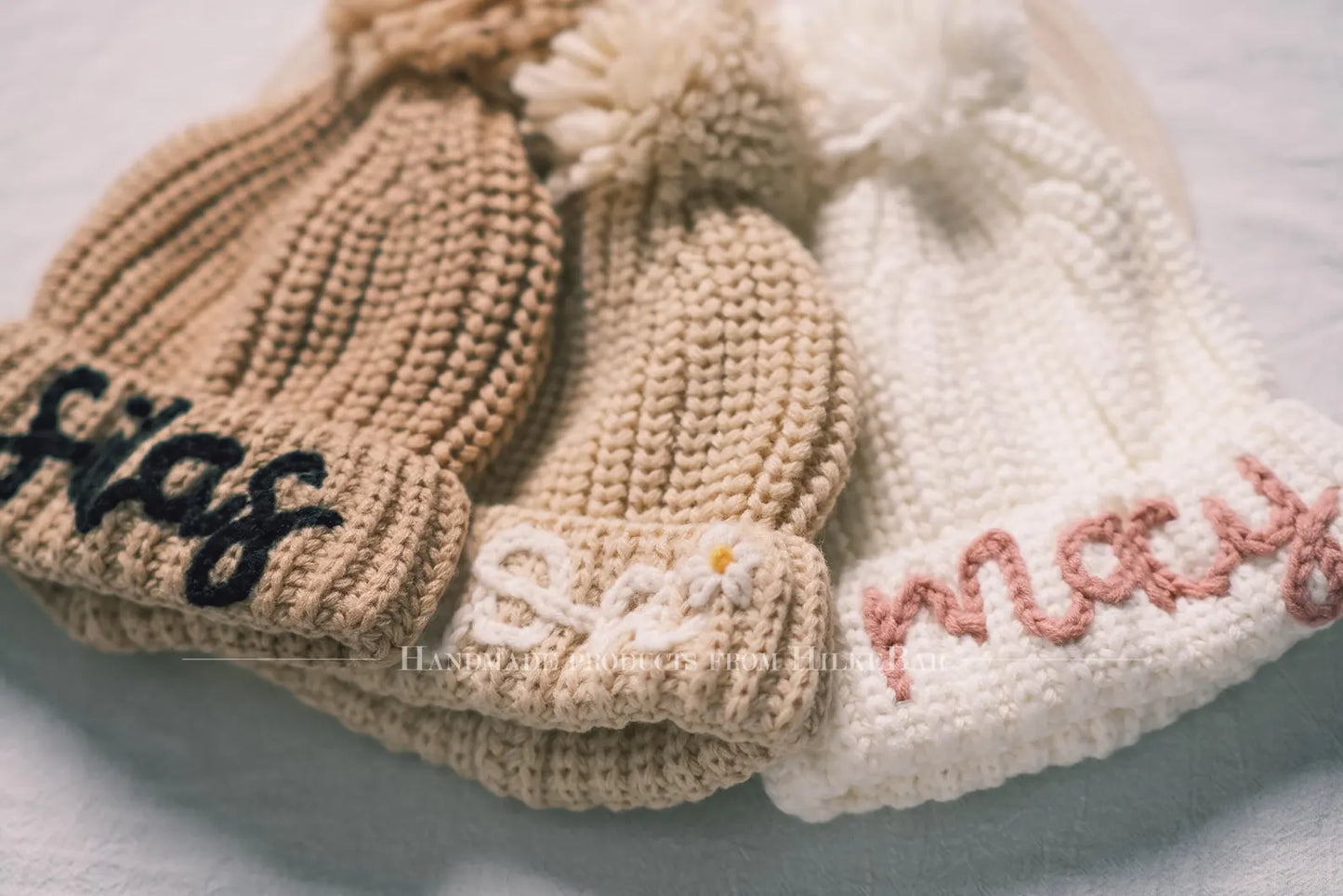 子供のためのカスタムニットポンポンビーニー 居心地の良い刺繍された冬の帽子-幼児や幼児のための心からの贈り物 - Fallook