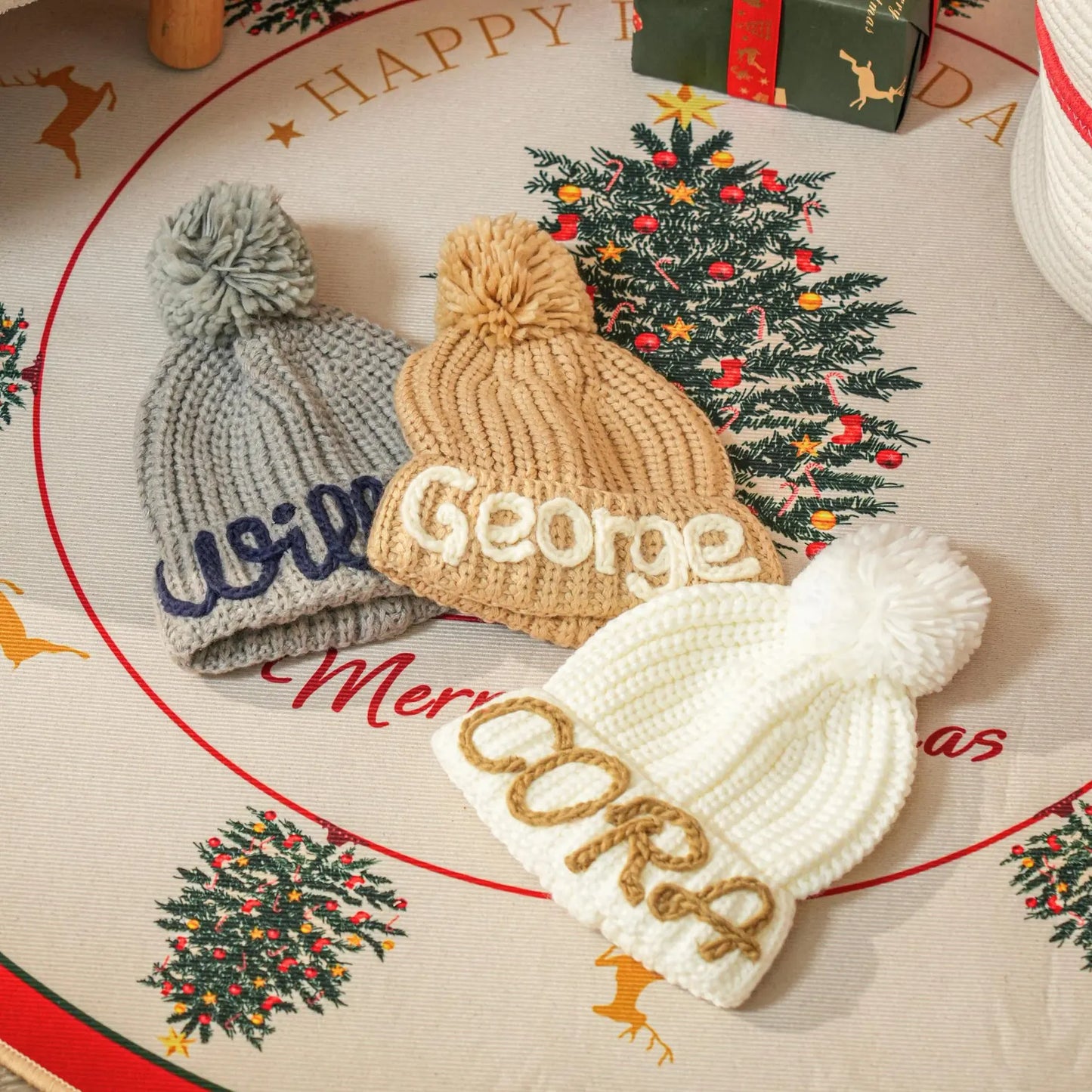 子供のためのカスタムニットポンポンビーニー 居心地の良い刺繍された冬の帽子-幼児や幼児のための心からの贈り物 - Fallook