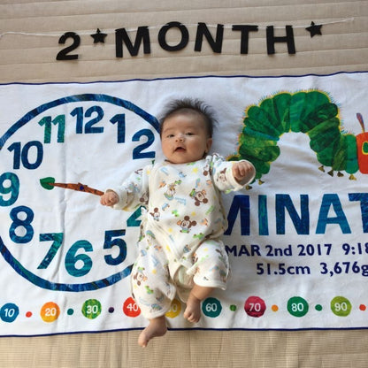 趣味柄のビーチタオルです·名前と誕生日のメッセージが入っています｜青い毛虫