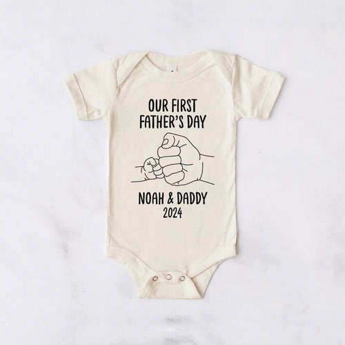 Our First Father's Day-父の日 パーソナライズされたベビーワンジー - Fallook