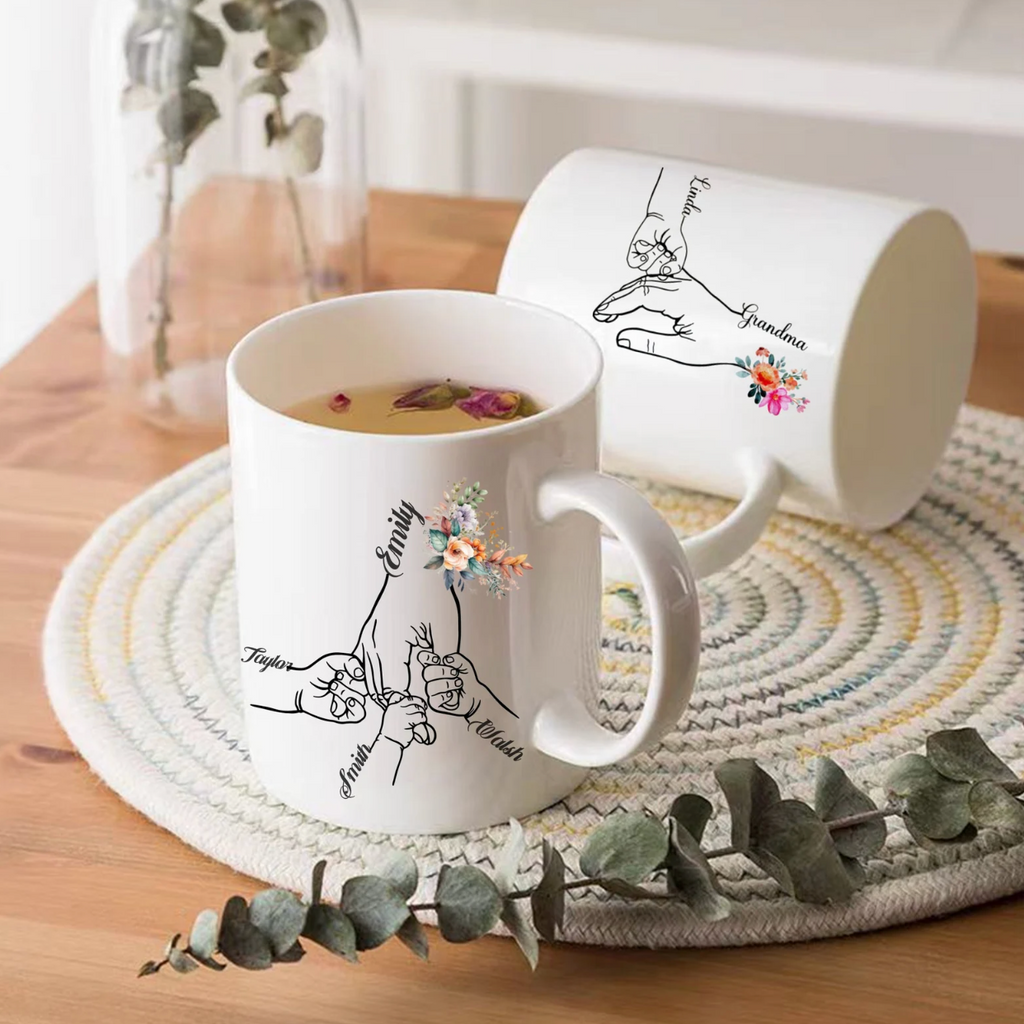 自分たちの手をつないでいる子供を抱くカスタムマグ（母親・祖母向け） - Fallook