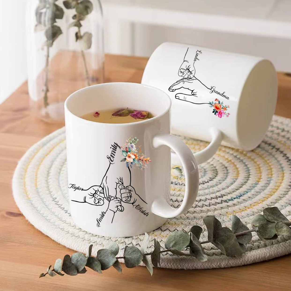 自分たちの手をつないでいる子供を抱くカスタムマグ（母親・祖母向け） - Fallook