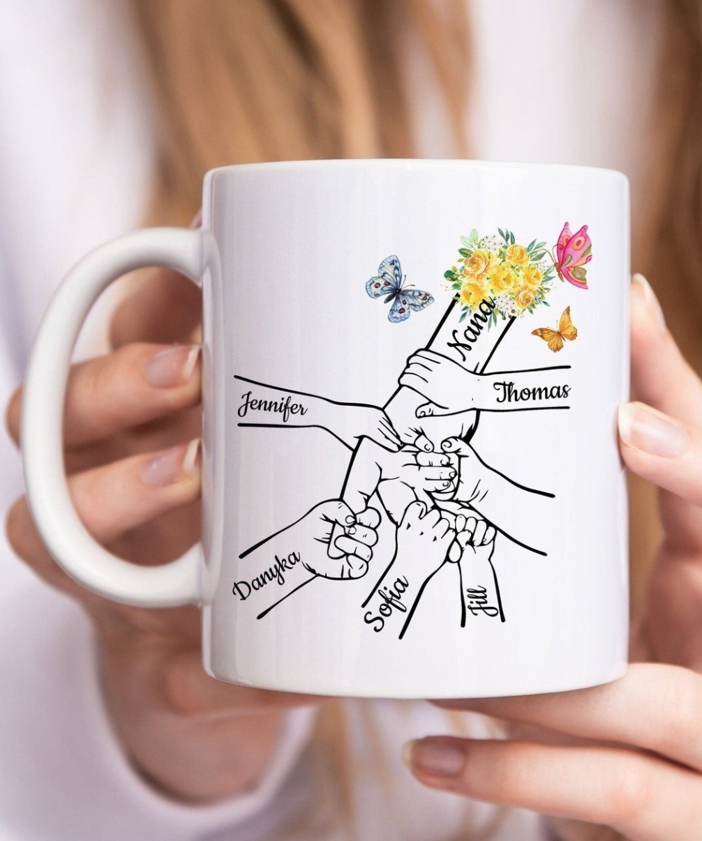 自分たちの手をつないでいる子供を抱くカスタムマグ（母親・祖母向け） 蝶のスタイル - Fallook