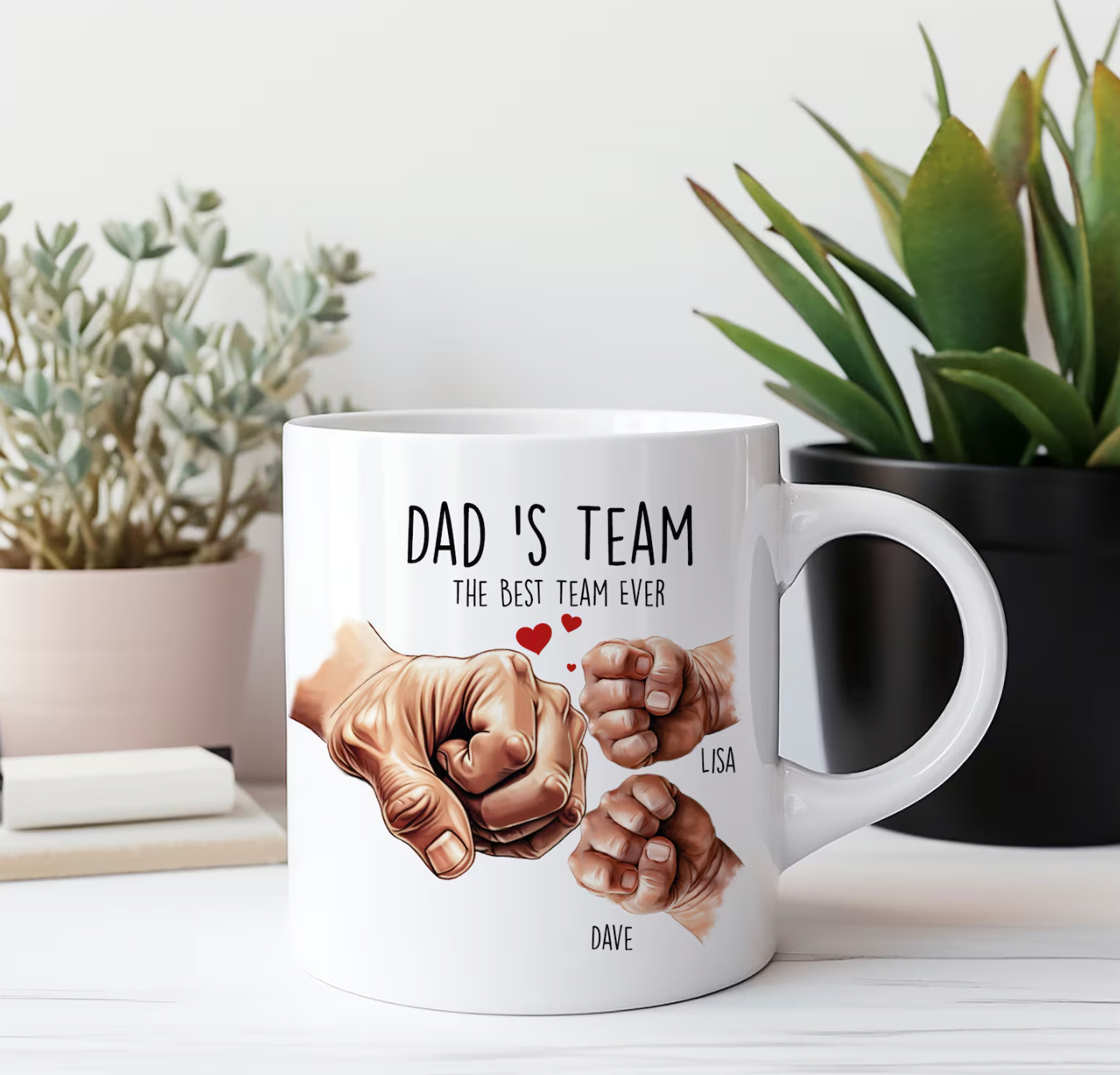 Our First Father's Day 子供たちの手を握るパーソナライズされたお父さんマグツール トップハット 心を込めて - Fallook