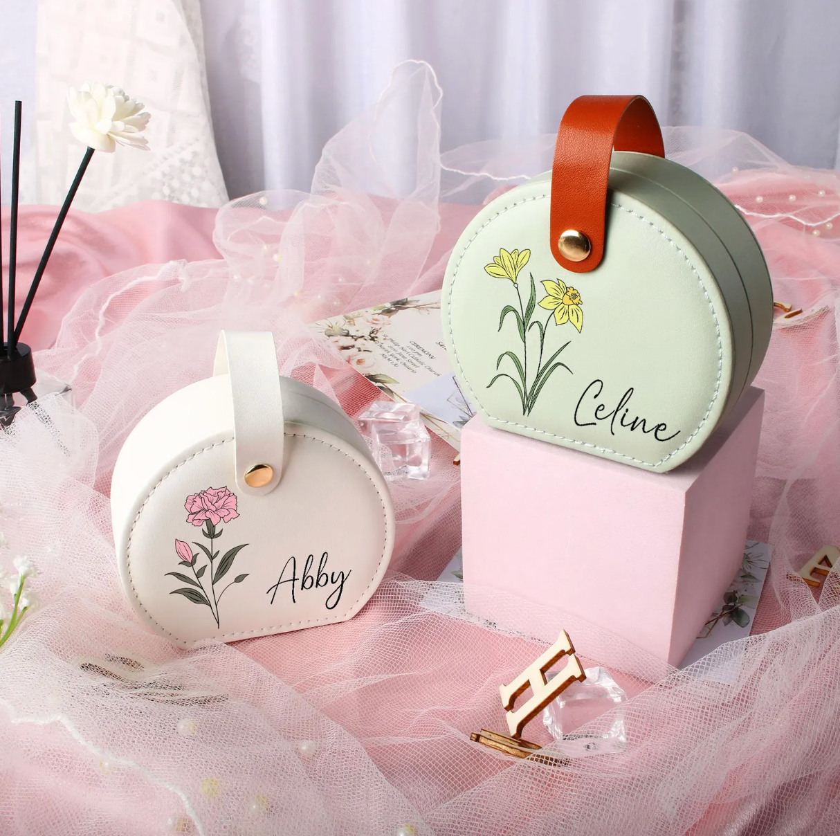 新作です!名入れ誕生花 アクセサリー収納ボックス♬  花かご型です