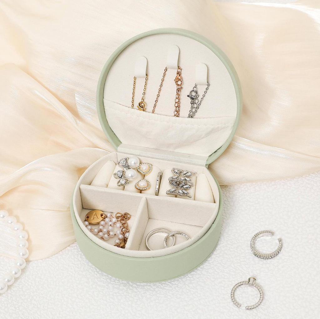 新作です!名入れ誕生花 アクセサリー収納ボックス♬  花かご型です シンプルフラワー