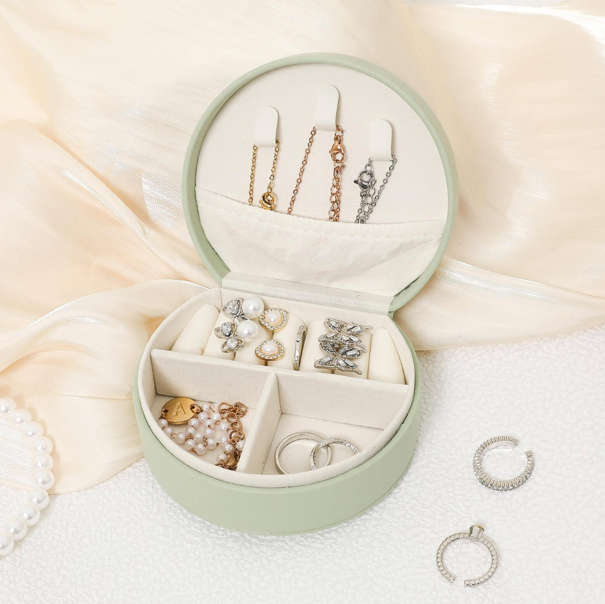 新作です!名入れ誕生花 アクセサリー収納ボックス♬  花かご型です シンプルフラワー