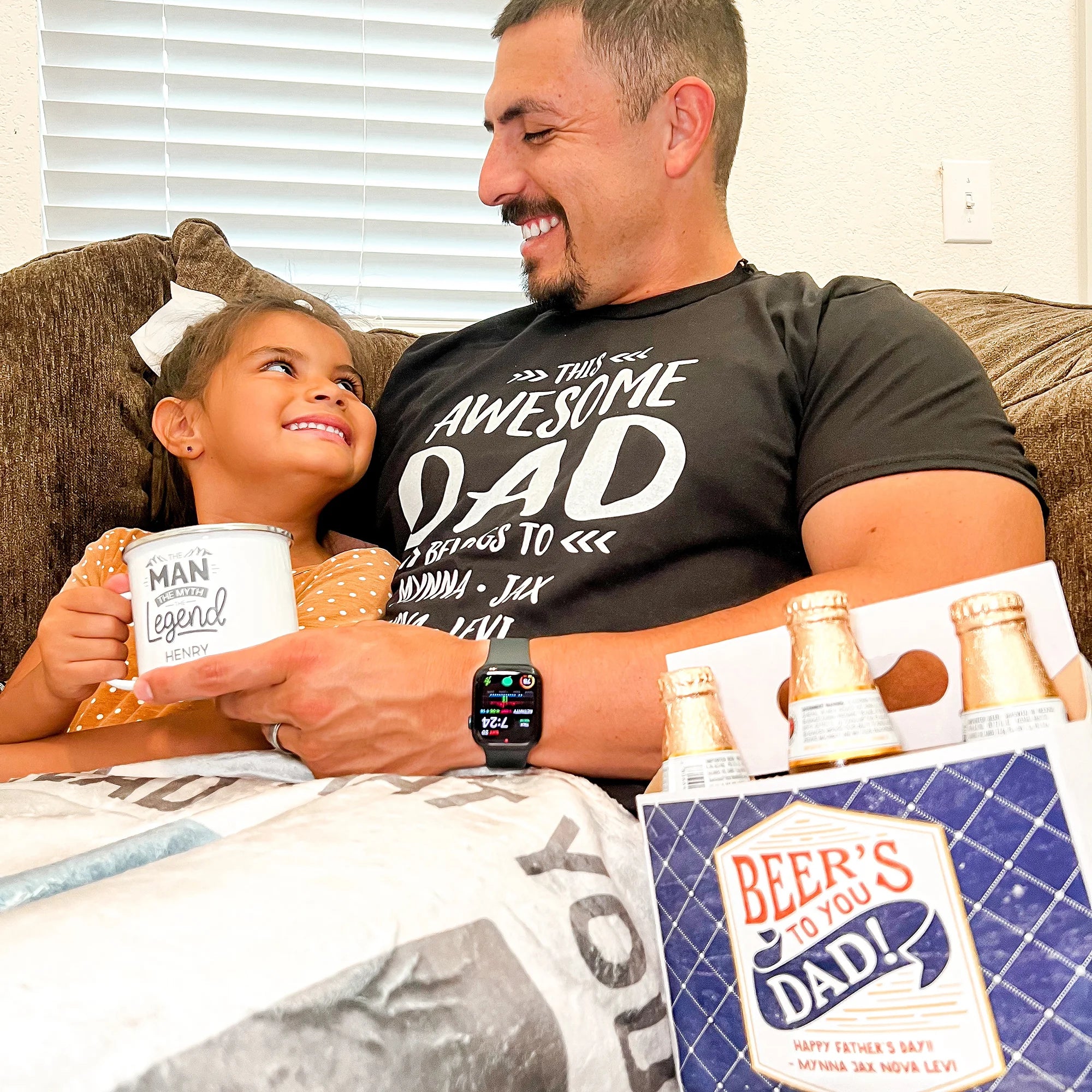 This Awesome Dad Belongs To お子様の名前入りのパーソナライズされたお父さんシャツ - Fallook