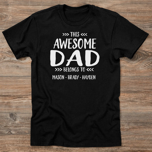 This Awesome Dad Belongs To お子様の名前入りのパーソナライズされたお父さんシャツ - Fallook