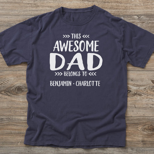 This Awesome Dad Belongs To お子様の名前入りのパーソナライズされたお父さんシャツ - Fallook
