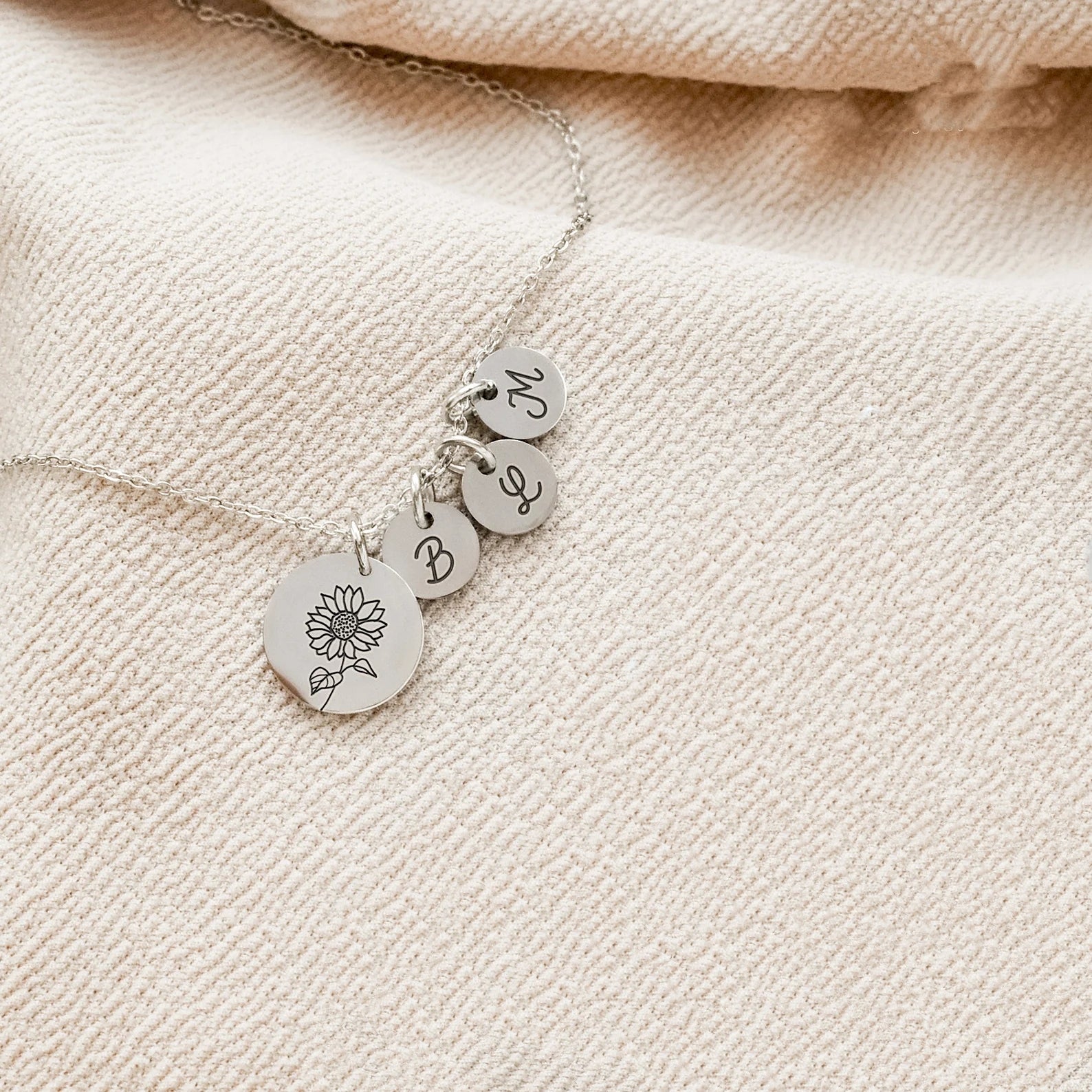 誕生花 誕生花ネックレス アルファベットをカスタマイズ可能 50以上の花コレクション！ - Fallook