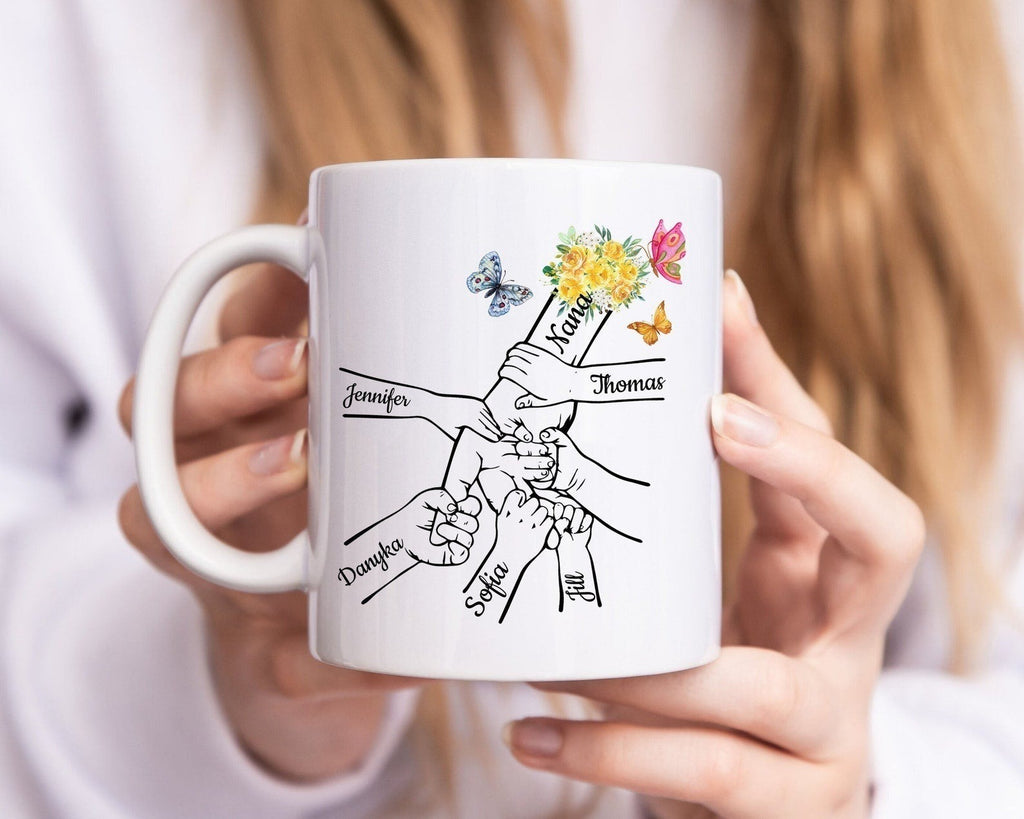 自分たちの手をつないでいる子供を抱くカスタムマグ（母親・祖母向け） 蝶のスタイル - Fallook
