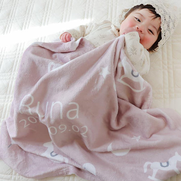出産祝い 女の子 名入れ 名前入りブランケット きっと、ないしょの物語・シュシュ - Fallook