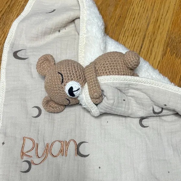 名前の付い 赤ちゃんのぬいぐるみの刺繡タオルです