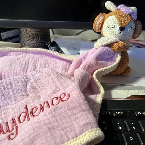 名前の付い 赤ちゃんのぬいぐるみの刺繡タオルです