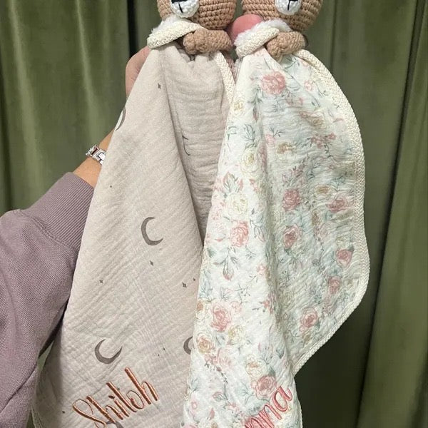 名前の付い 赤ちゃんのぬいぐるみの刺繡タオルです