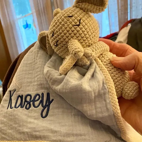 名前の付い 赤ちゃんのぬいぐるみの刺繡タオルです