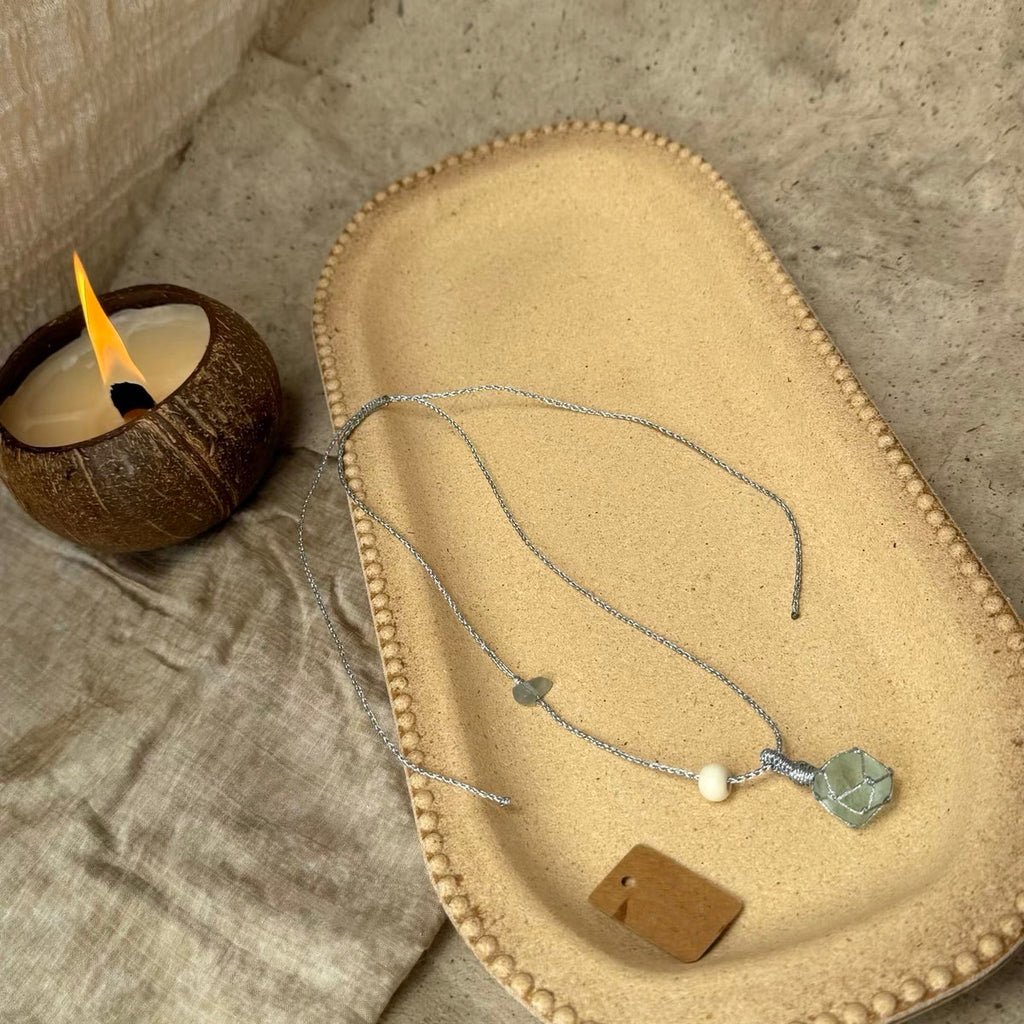 純粋手編み天然グリーン熒石クリスタル原石パワーペンダントです