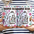 自分たちの手をつないでいる子供を抱くカスタムマグ Mama Bear