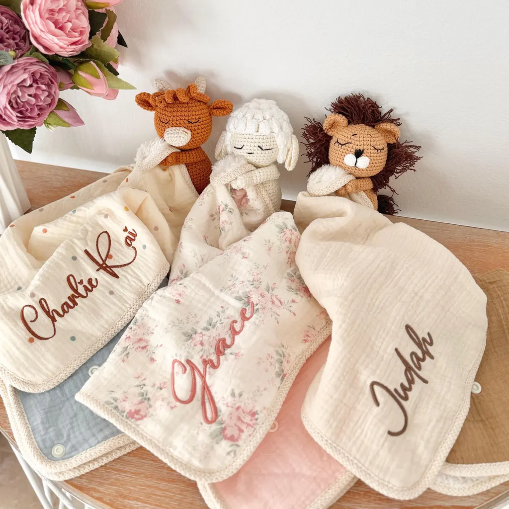 名前の付い 赤ちゃんのぬいぐるみの刺繡タオルです
