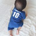 名入れ 日本代表風 サッカーユニフォーム ロンパース 半袖 ベビー 子ども 名前入り 【両面プリント】 - Fallook