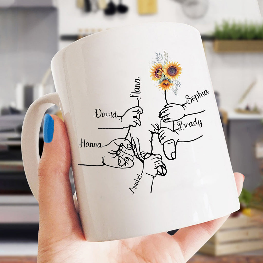 自分たちの手をつないでいる子供を抱くカスタムマグ（母親・祖母向け） - Fallook