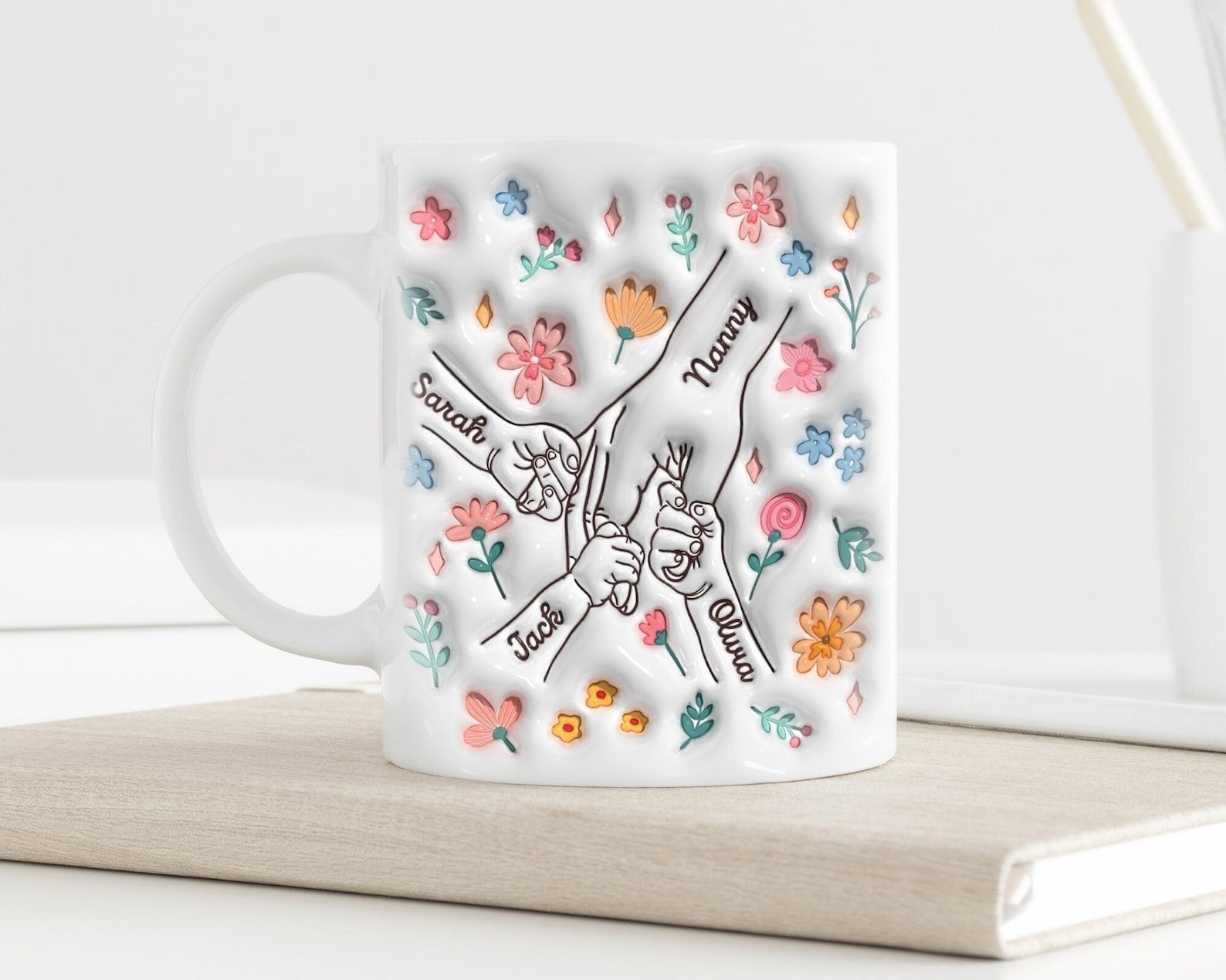自分たちの手をつないでいる子供を抱くカスタムマグ ピンクの花 - Fallook