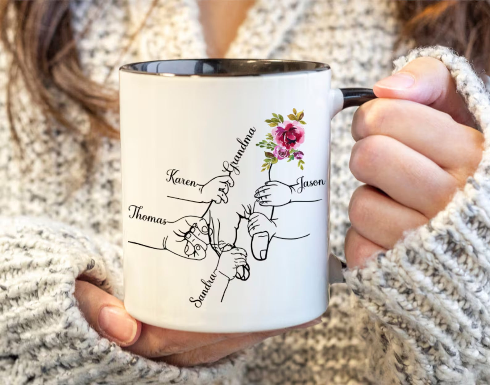 自分たちの手をつないでいる子供を抱くカスタムマグ（母親・祖母向け） - Fallook