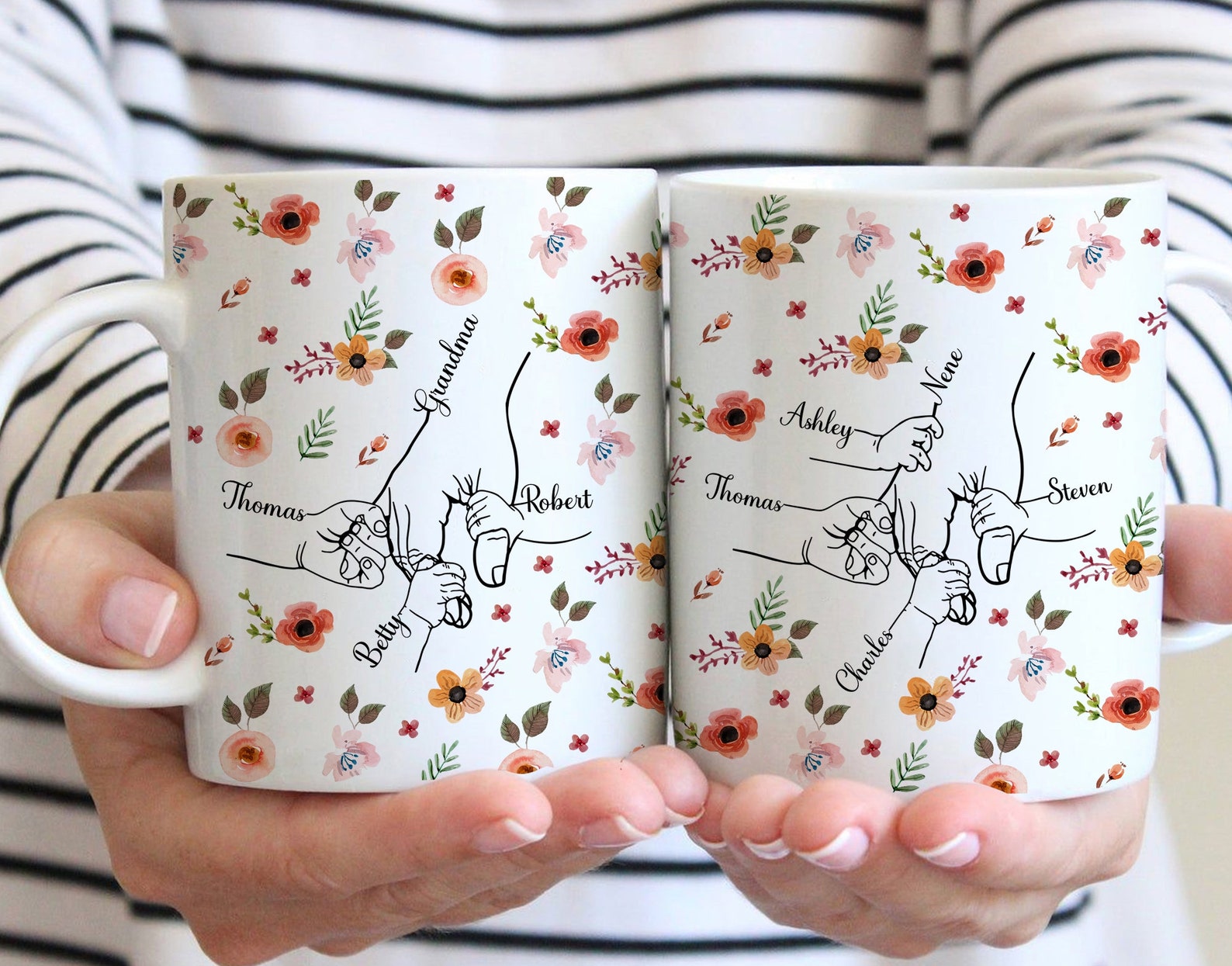 自分たちの手をつないでいる子供を抱くカスタムマグ（母親・祖母向け）小さな花柄03 - Fallook