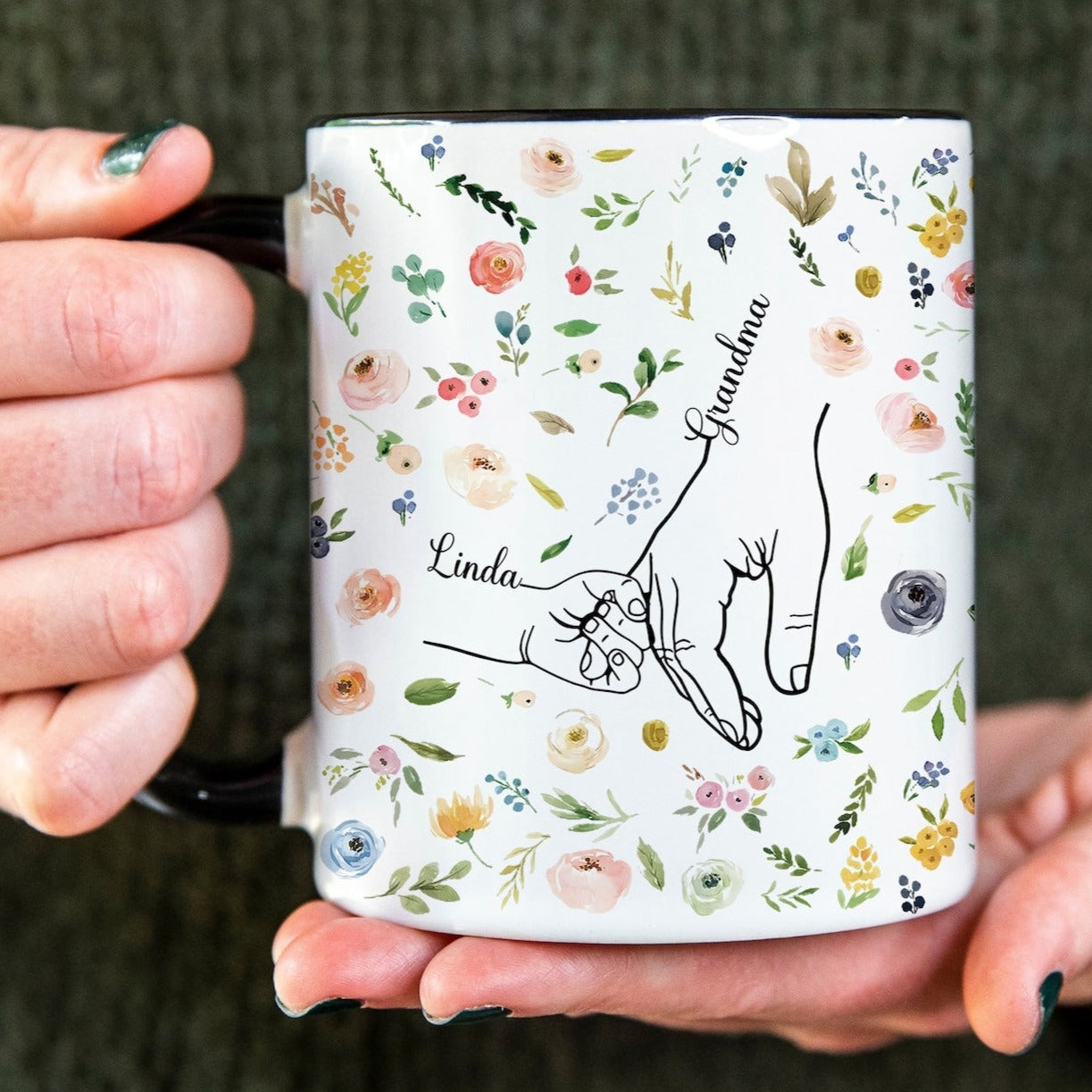 自分たちの手をつないでいる子供を抱くカスタムマグ（母親・祖母向け）小さな花柄01 - Fallook