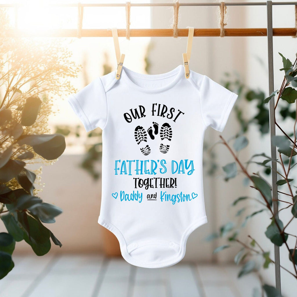 Our First Father's Day-父の日 パーソナライズされたベビーワンジー 私たちの足跡 - Fallook