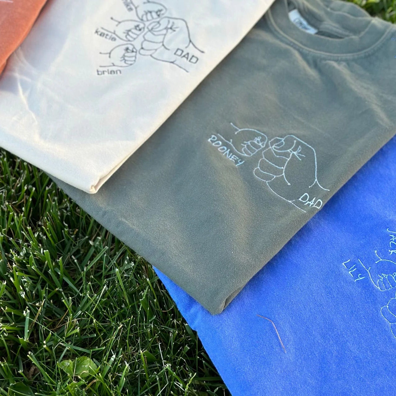 子供たちの名前入り パパ用のカスタム刺繍「フィストバンプシャツ」