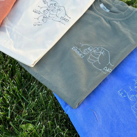 子供たちの名前入り パパ用のカスタム刺繍「フィストバンプシャツ」