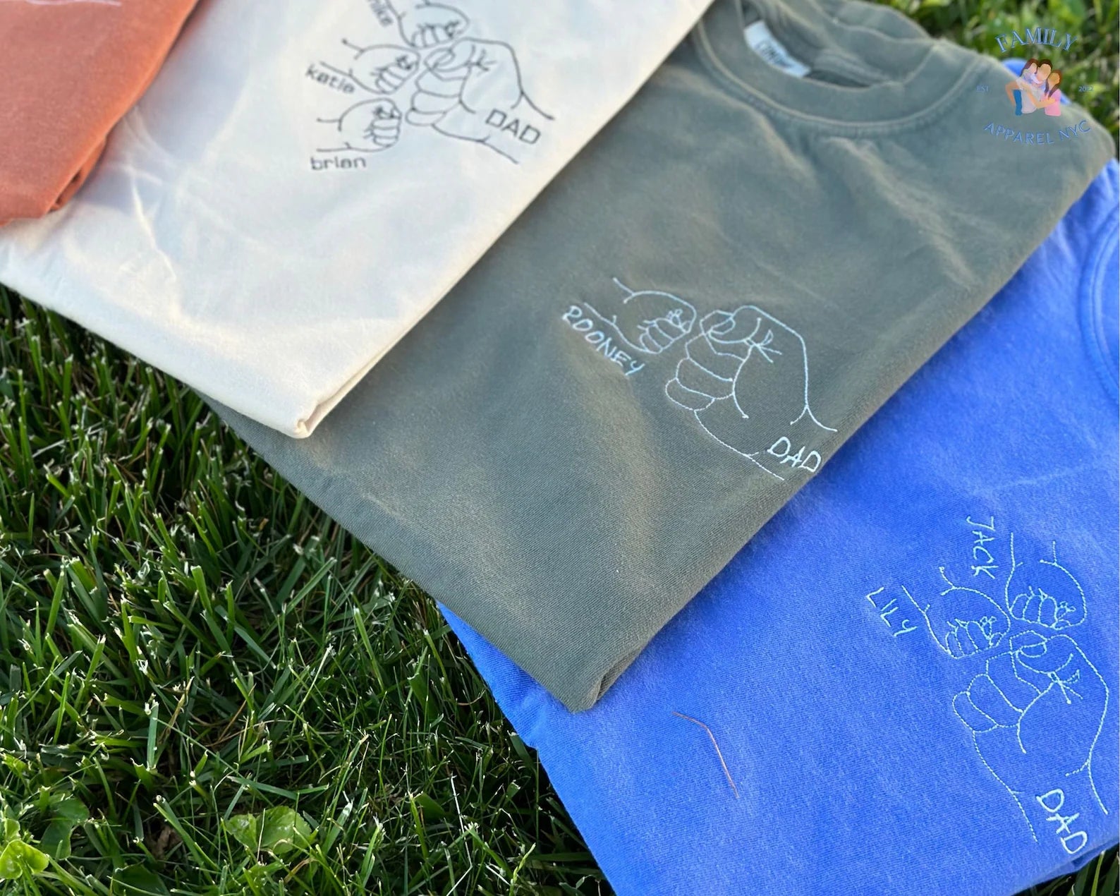 子供たちの名前入り パパ用のカスタム刺繍「フィストバンプシャツ」