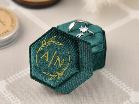 名入れ 🎵パーソナライズされたベルベット製の指輪ケース｜エンゲージメントリングケース