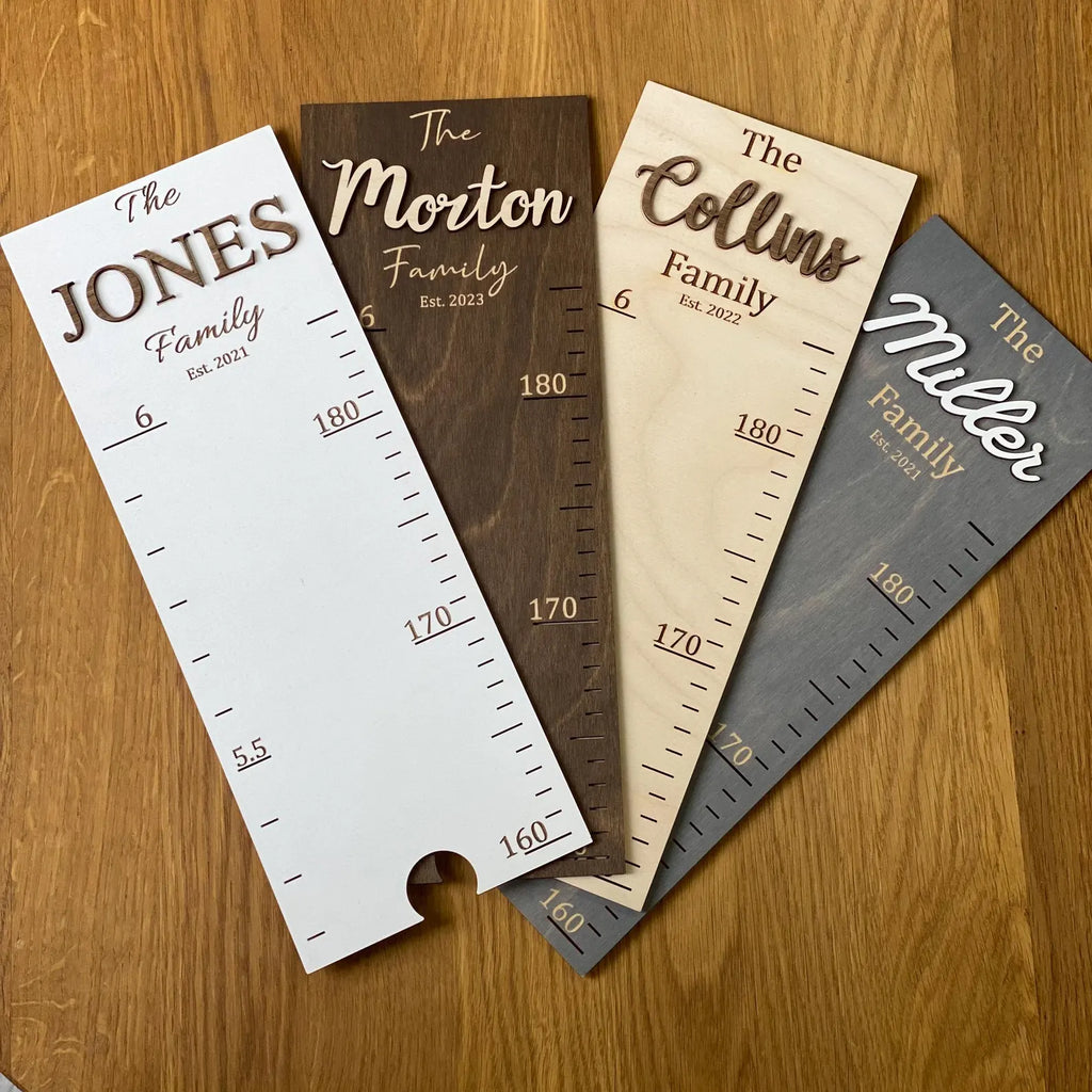 パーソナライズされた家族の子供の身長定規は壁に掛けることができます