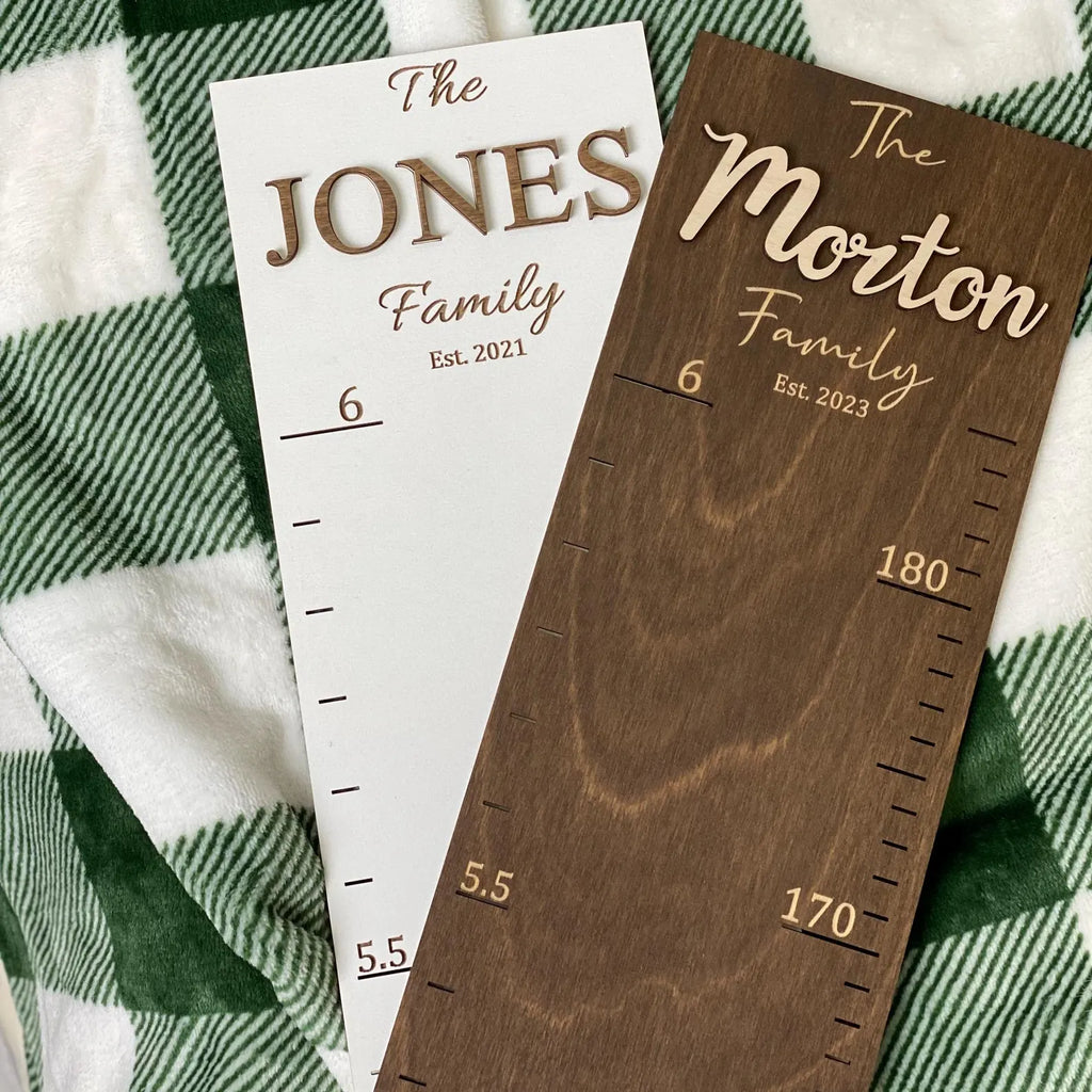 パーソナライズされた家族の子供の身長定規は壁に掛けることができます