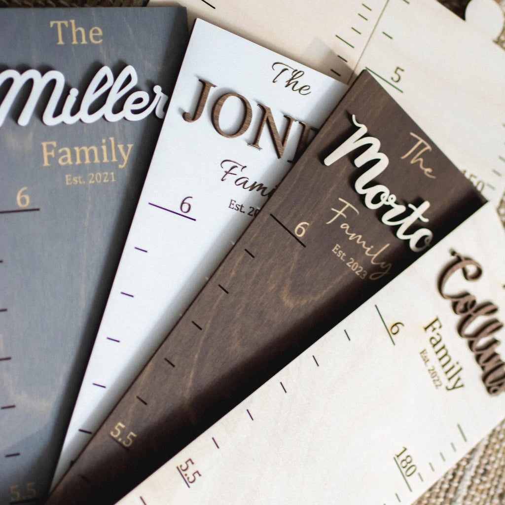 パーソナライズされた家族の子供の身長定規は壁に掛けることができます