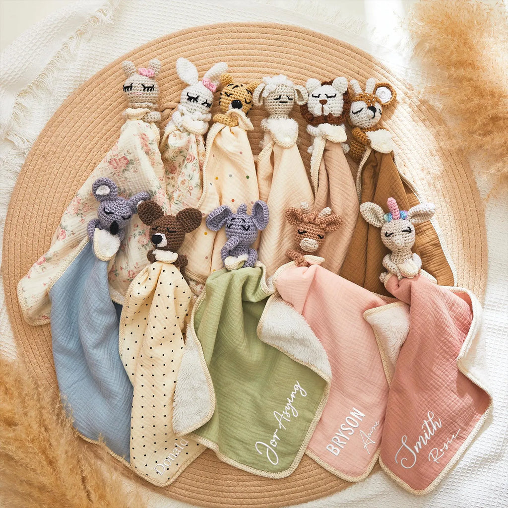 名前の付い 赤ちゃんのぬいぐるみの刺繡タオルです