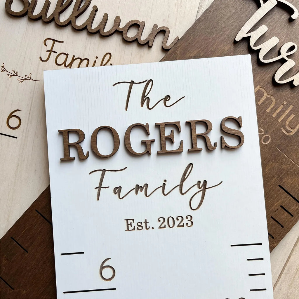 パーソナライズされた家族の子供の身長定規は壁に掛けることができます