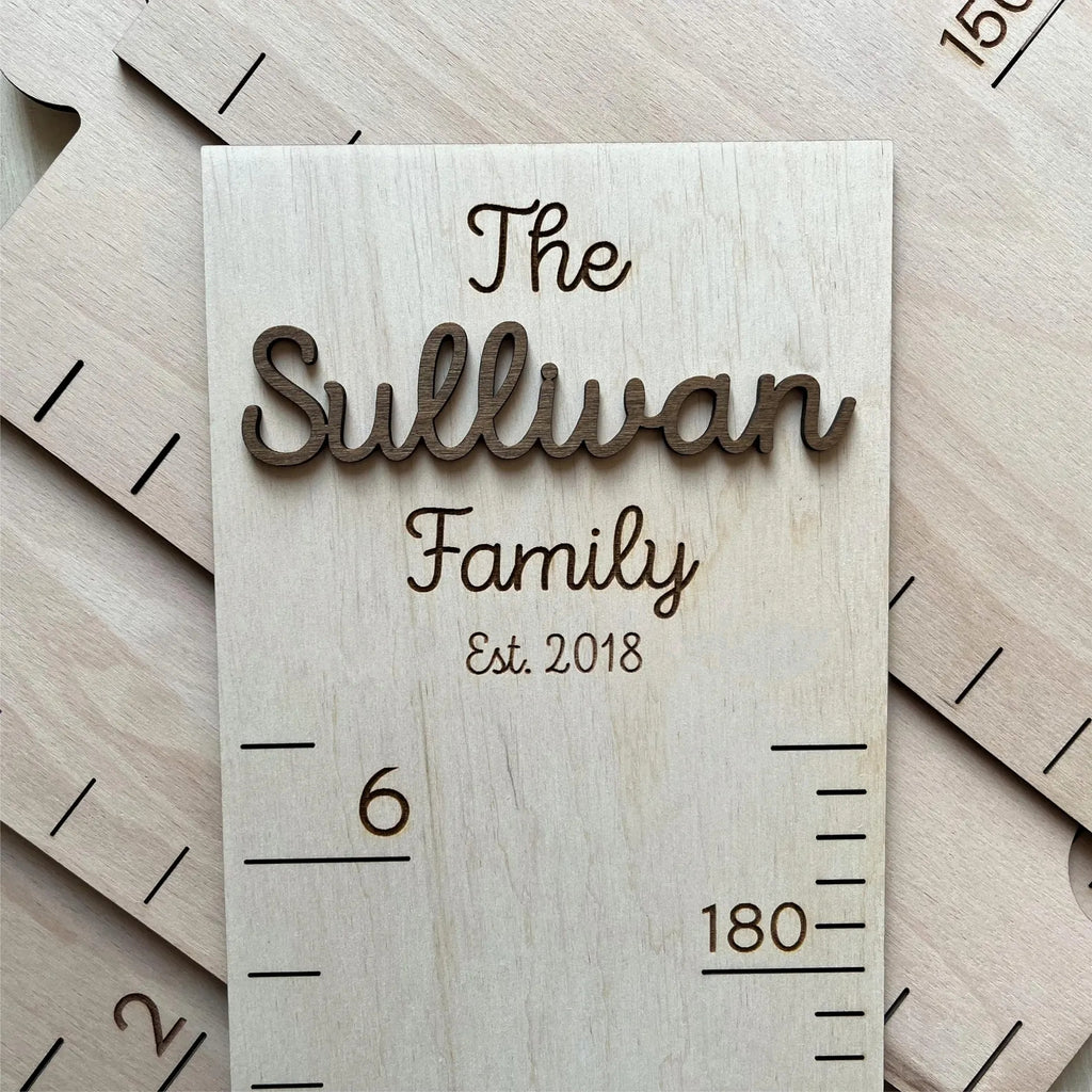 パーソナライズされた家族の子供の身長定規は壁に掛けることができます