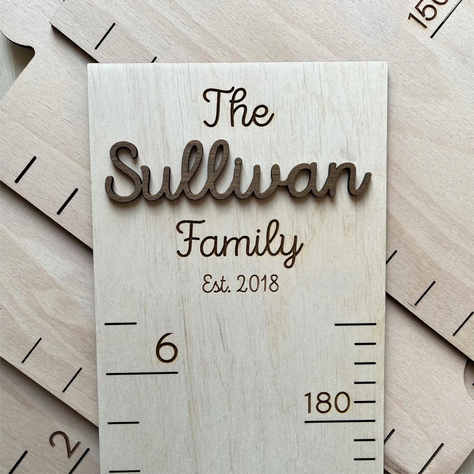 パーソナライズされた家族の子供の身長定規は壁に掛けることができます