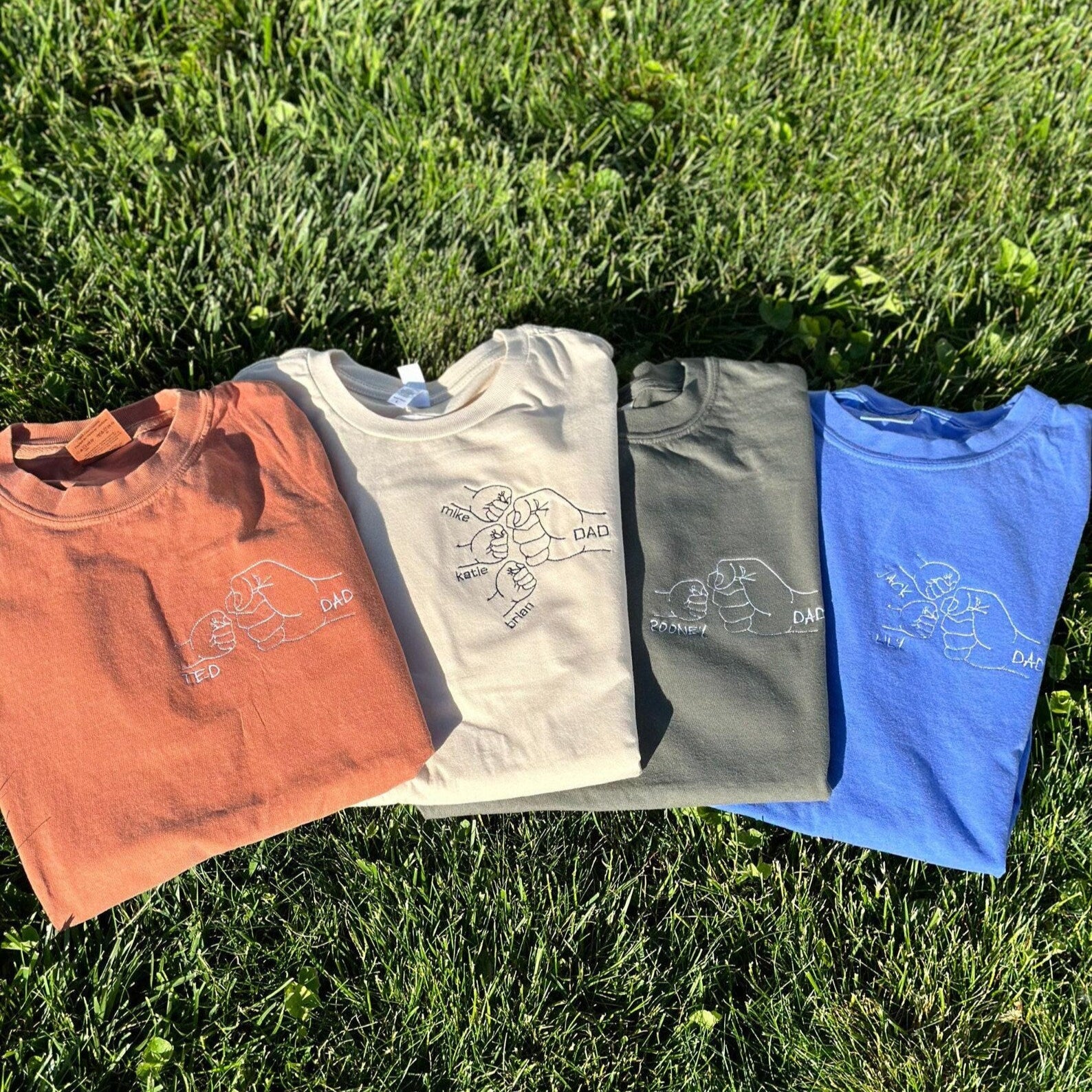 子供たちの名前入り パパ用のカスタム刺繍「フィストバンプシャツ」